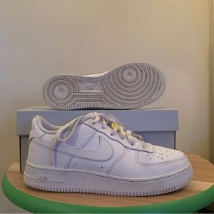 White Nike Air Force 1 Womens Size 7 Juniors Size 5.5